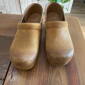 Dansko clog, woman’s size 10/40 tan suede